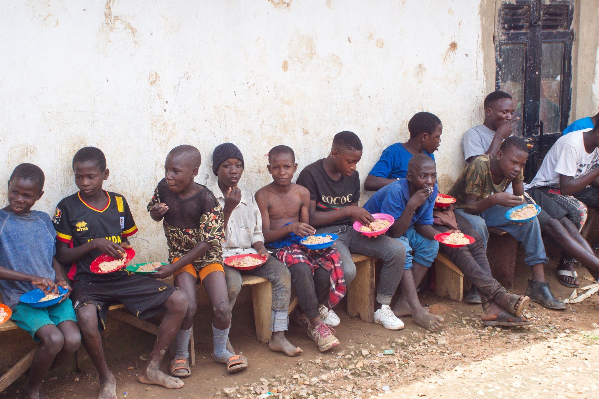 Straßenjungs in Kampala bei einer Speisung. Die Jungs leben auf der Straße.