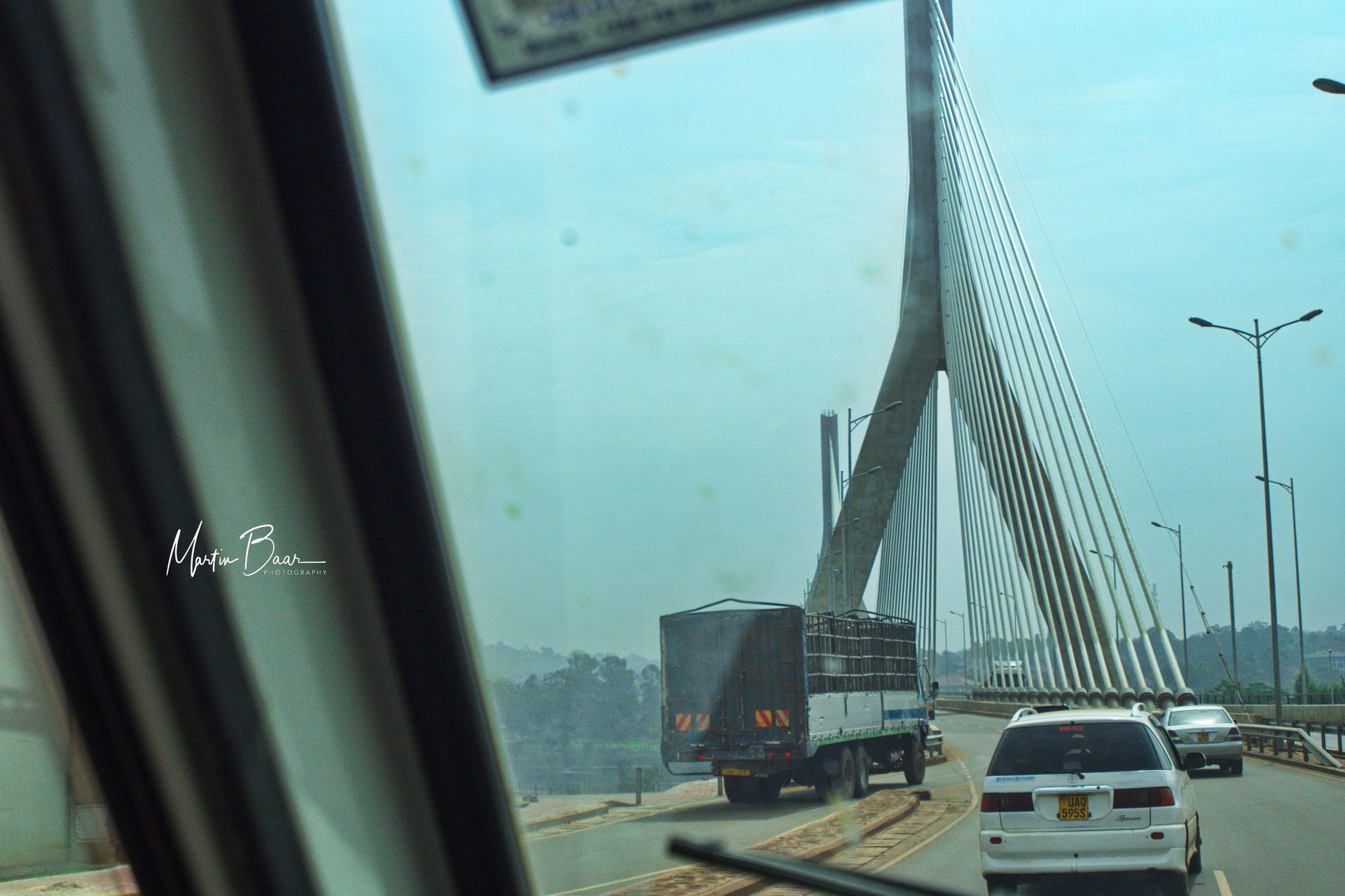 Fahrt über die neue Jinja Bridge, die den Nil in Jinja, Uganda quert.