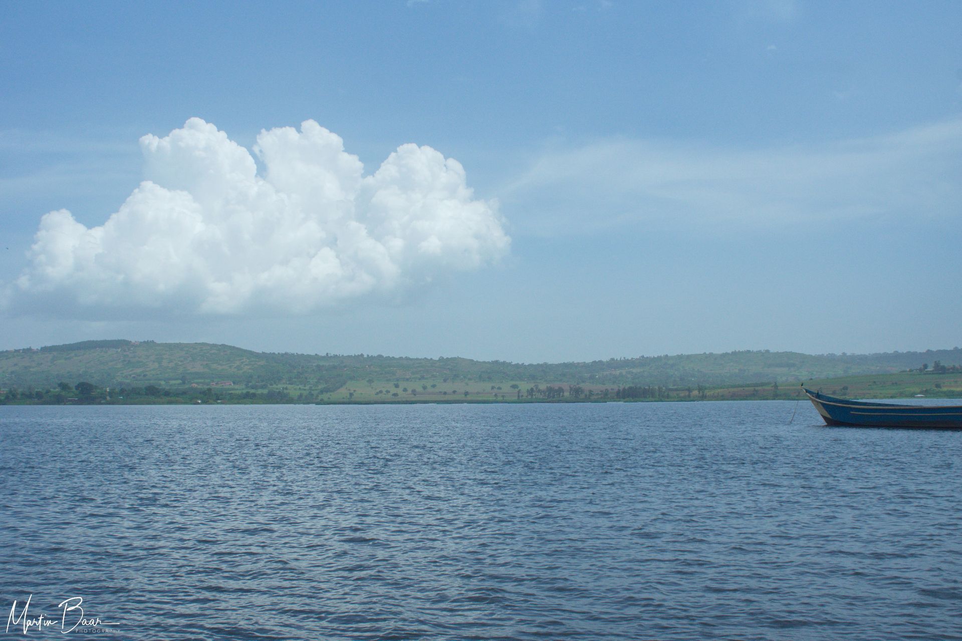 Blick vom Hafen in Jinja über den Lake Victoria auf den Prayer Mountain.