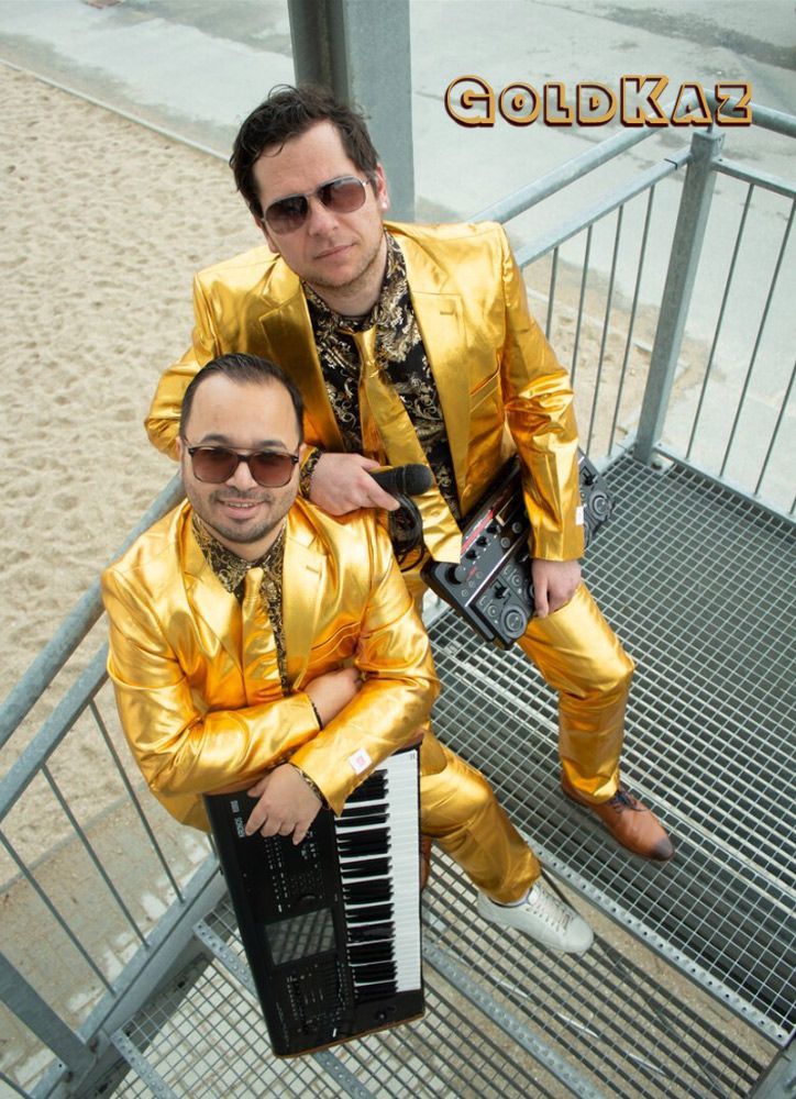 Musiker von Band GoldKaz mit Instrument auf einer Treppe