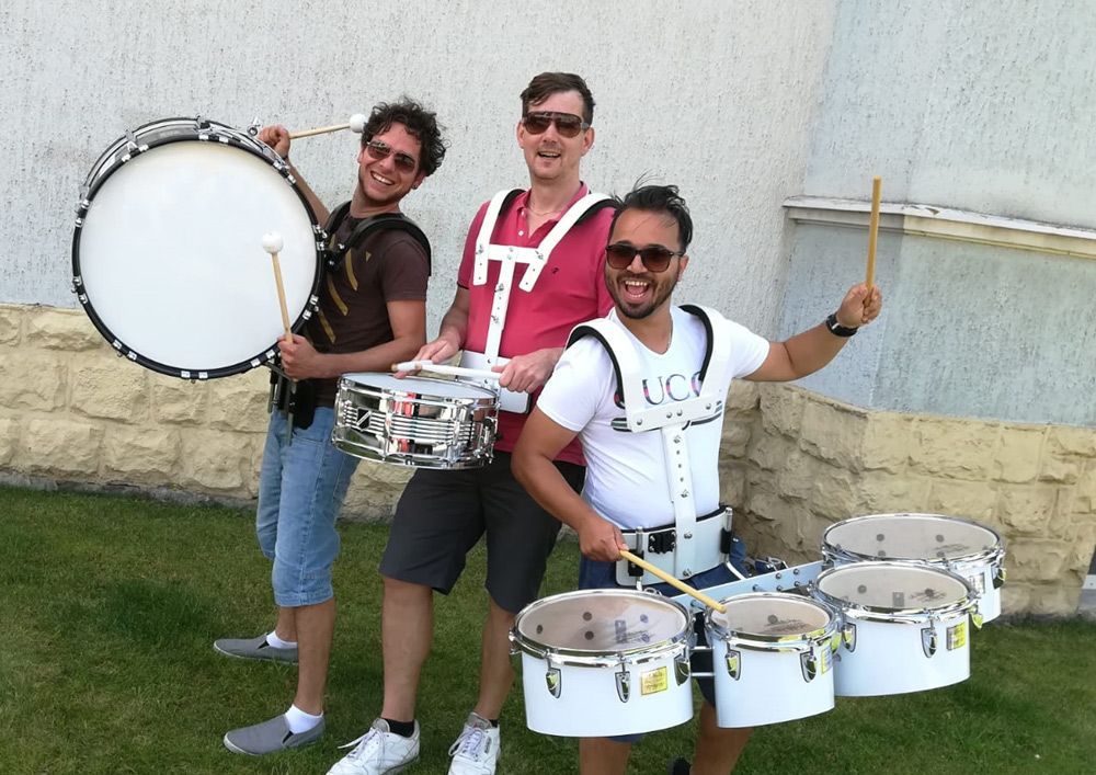 Drei Musiker mit umgeschnallten Trommeln - drumming & marching by GoldKaz