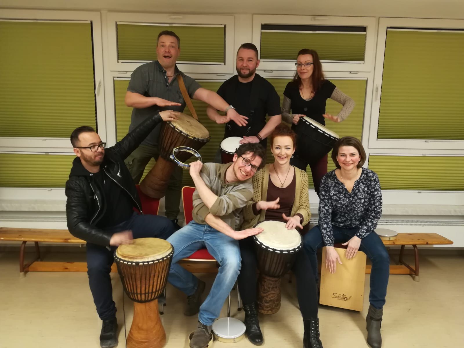Musiker und fröhliche Leute beim Trommel-Workshop by GoldKaz