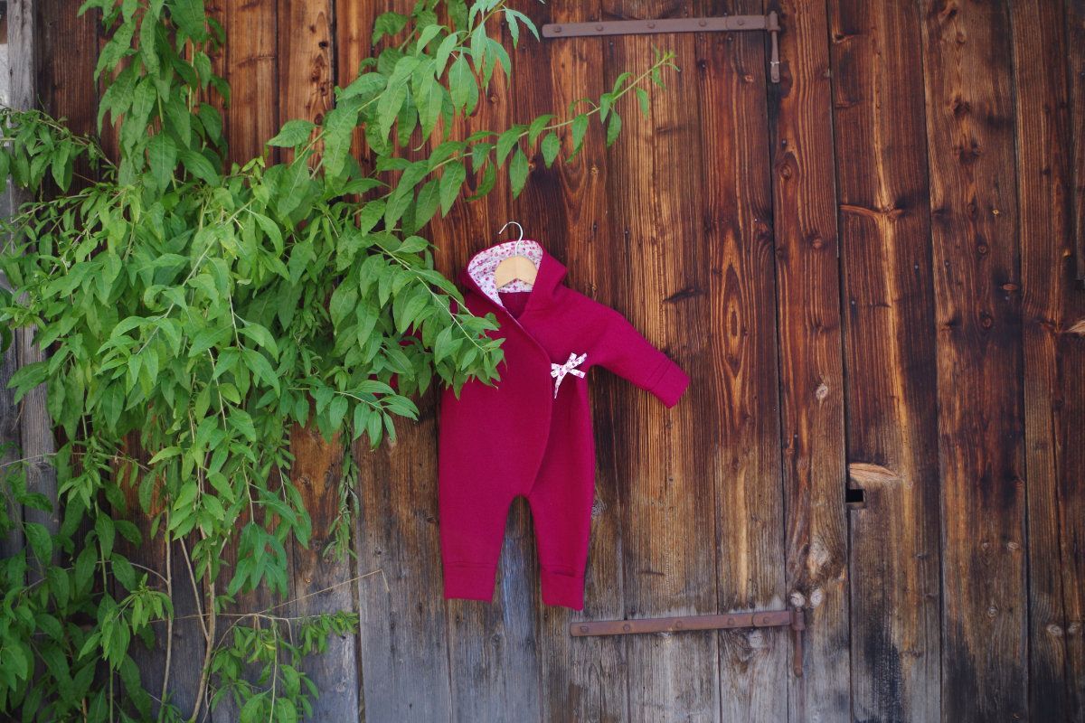 Wollanzug Wolloverall für Babys Farbe bordeaux