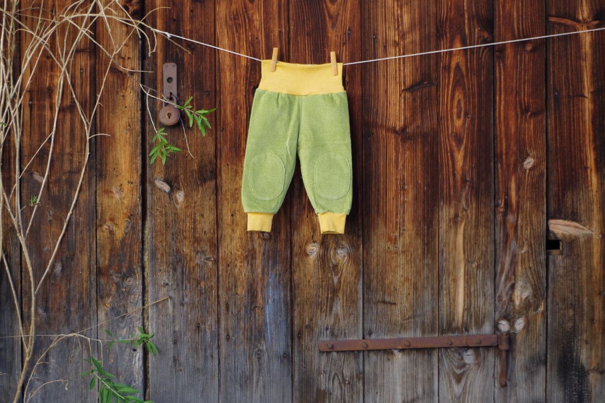 Hose aus Cord für Kinder und Babys grün