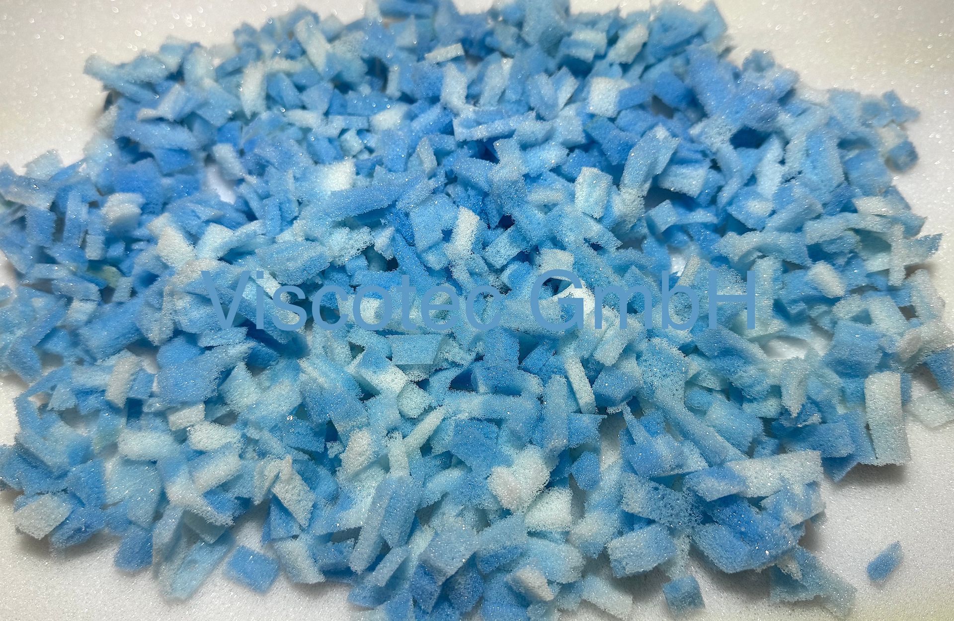 Soft Blue Memory-Sticks de espuma viscoelástica azul y blanca de Viscotec, relleno premium para cojines y descanso.