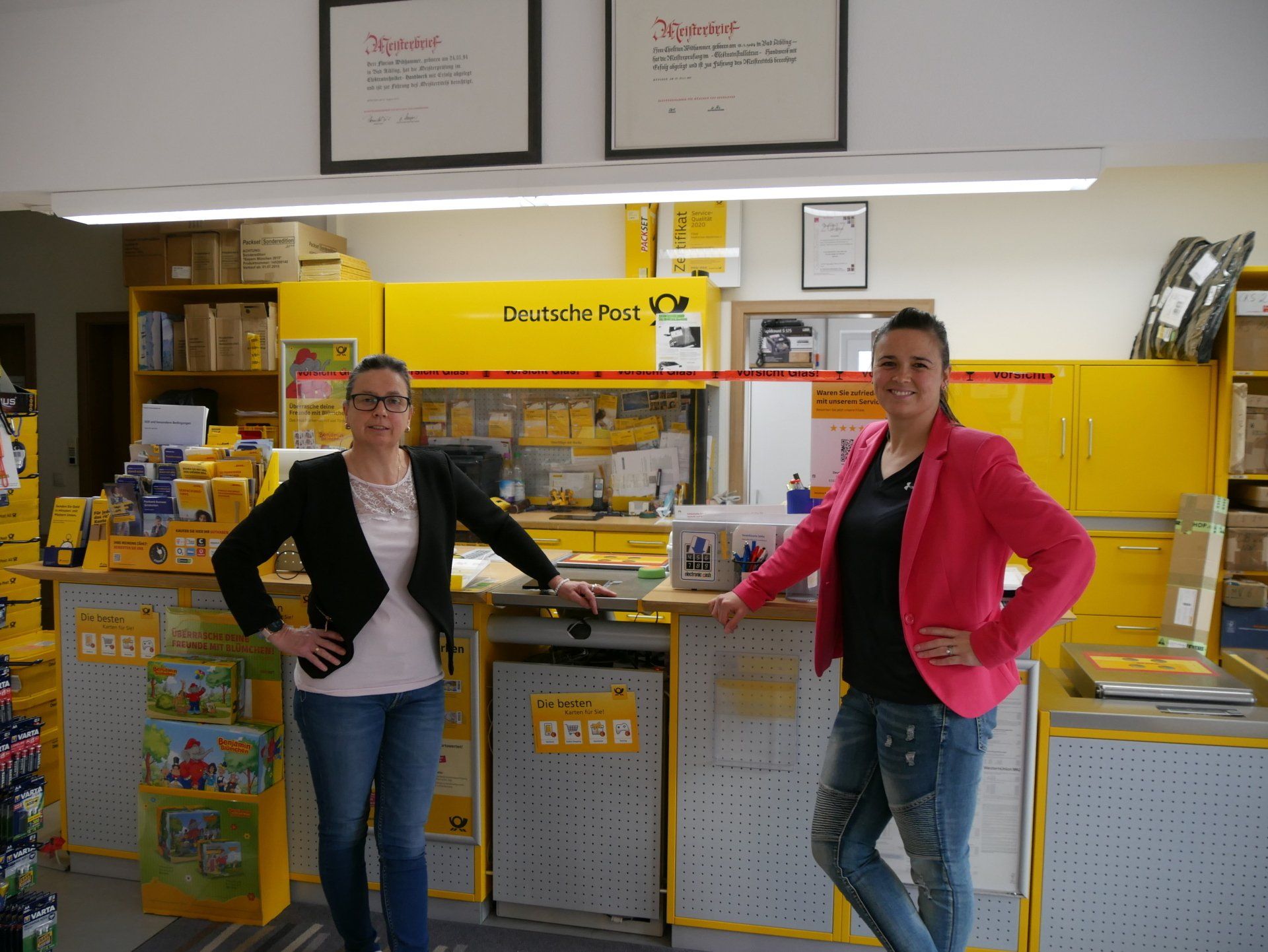 Zwei Personen im Elektrogeschäft