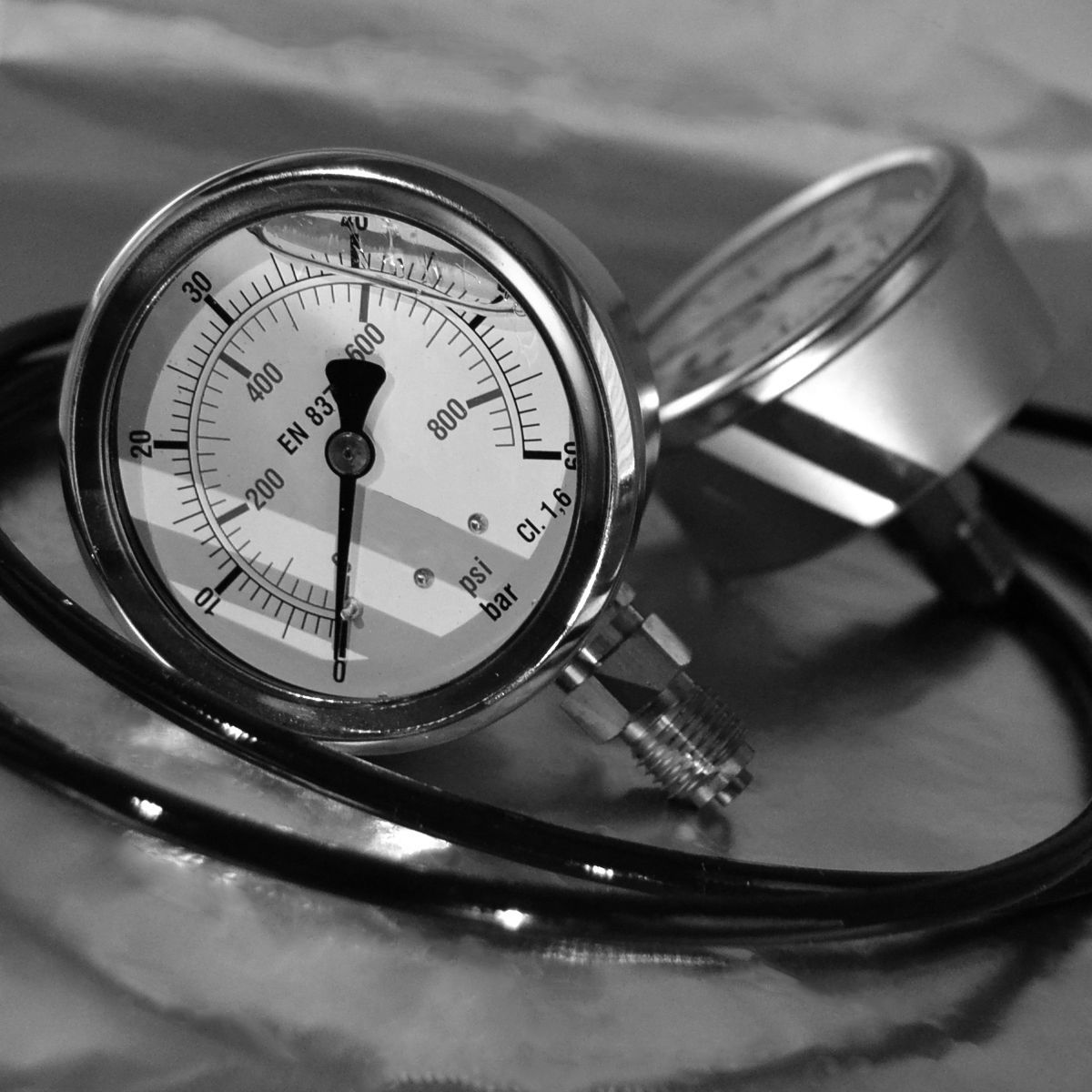 Messtechnik von Pro-Parts: Manometer mit 1/4" Anschluss unten und Manometer mit Anschluss hinten sowie Messschlauch