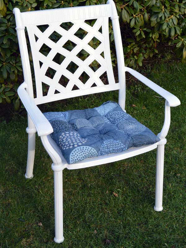 Weiße Aluguss Gartenmöbel haben Stil, sind wetterfest, bequem, leicht