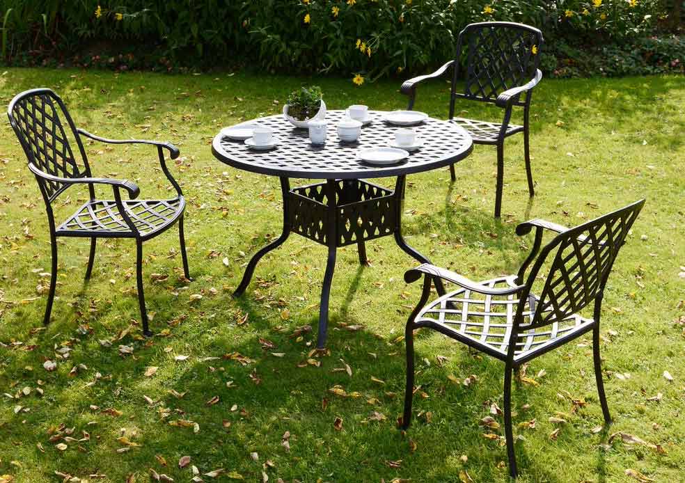 Auf Gartenmöbel aus Alu Guss sitzen Sie wie ein König...