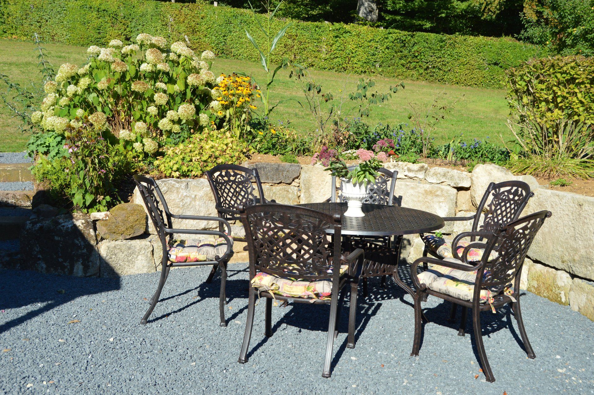 Auf Gartenmöbel aus Alu Guss sitzen Sie wie ein König...