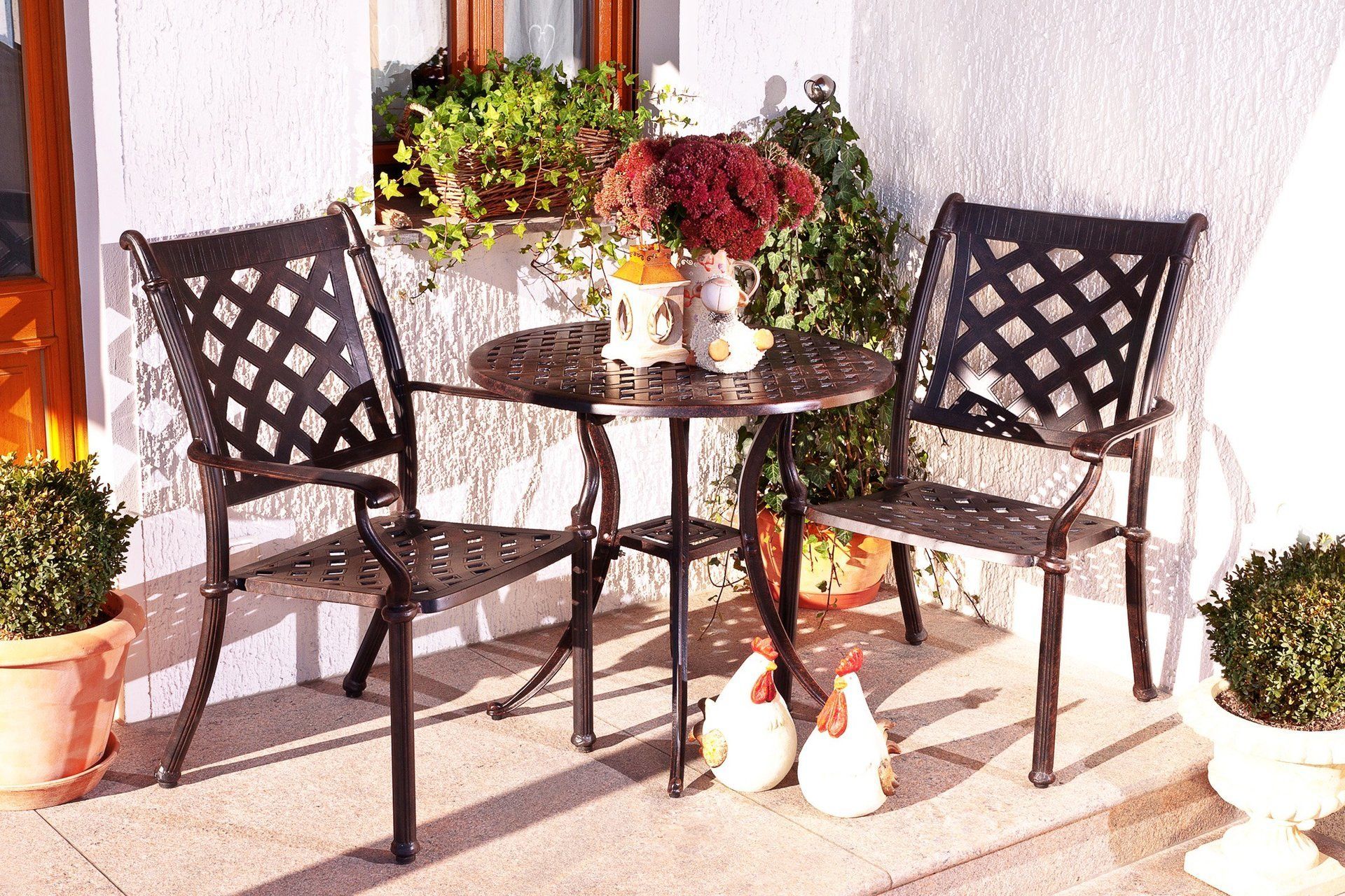 Auf Gartenmöbel aus Alu Guss sitzen Sie wie ein König...