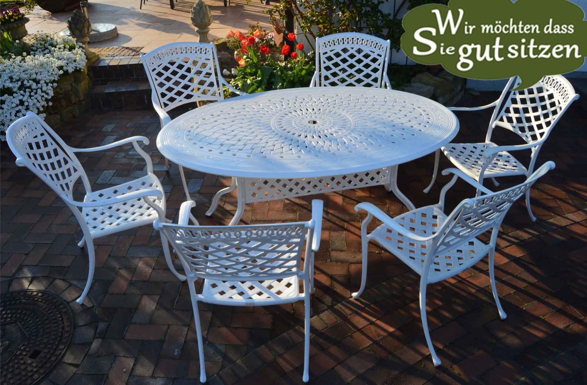 Weiße Aluguss Gartenmöbel haben Stil, sind wetterfest, bequem, leicht