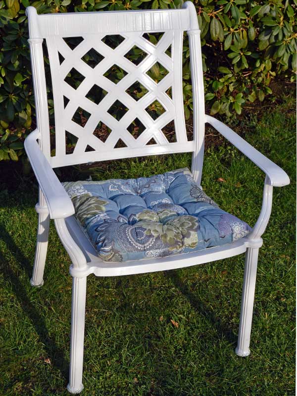 Weiße Aluguss Gartenmöbel haben Stil, sind wetterfest, bequem, leicht