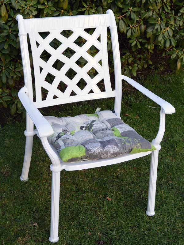 Weiße Aluguss Gartenmöbel haben Stil, sind wetterfest, bequem, leicht