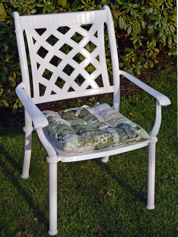 Weiße Aluguss Gartenmöbel haben Stil, sind wetterfest, bequem, leicht