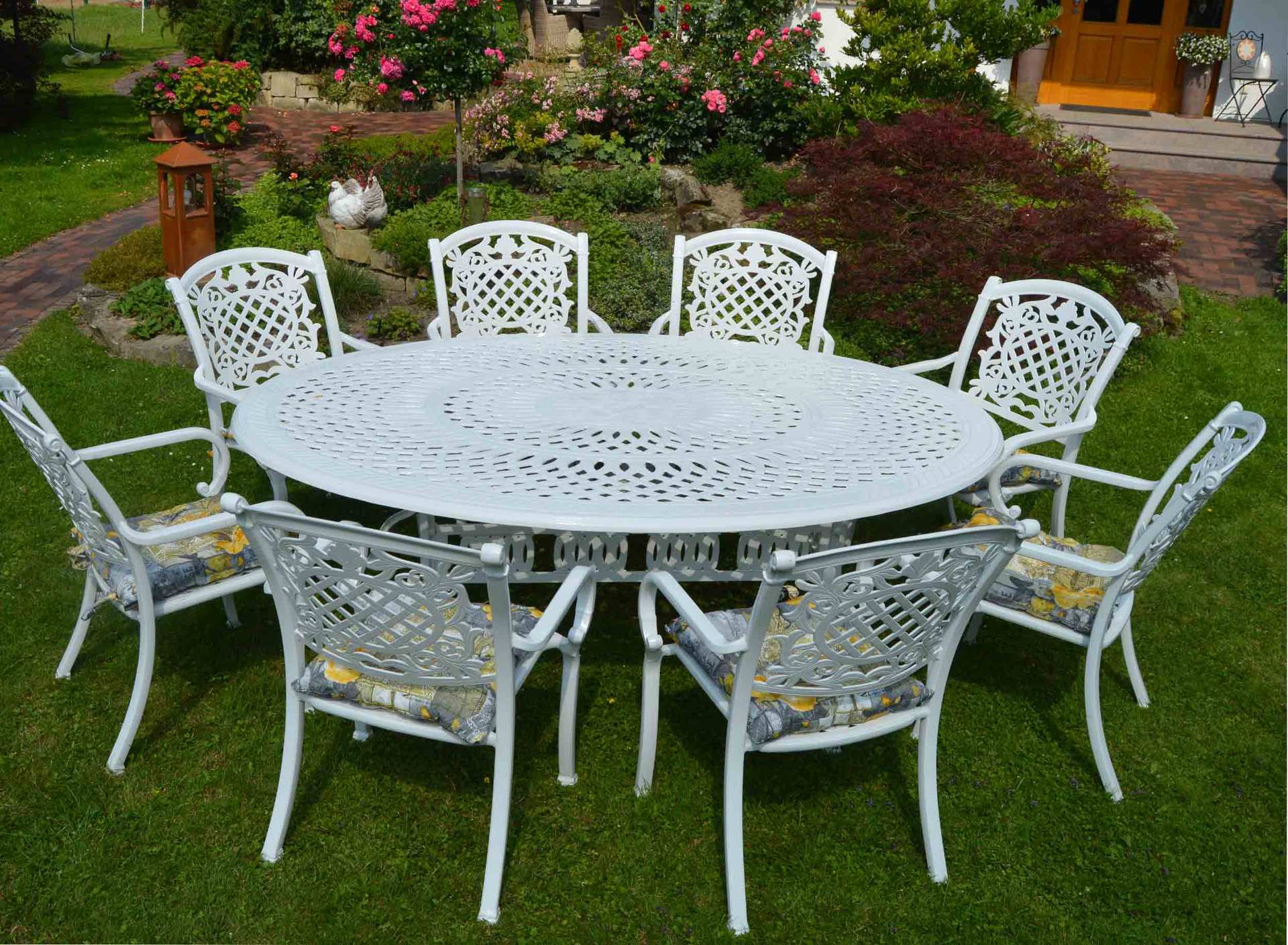 Weiße Aluguss Gartenmöbel haben Stil, sind wetterfest, bequem, leicht