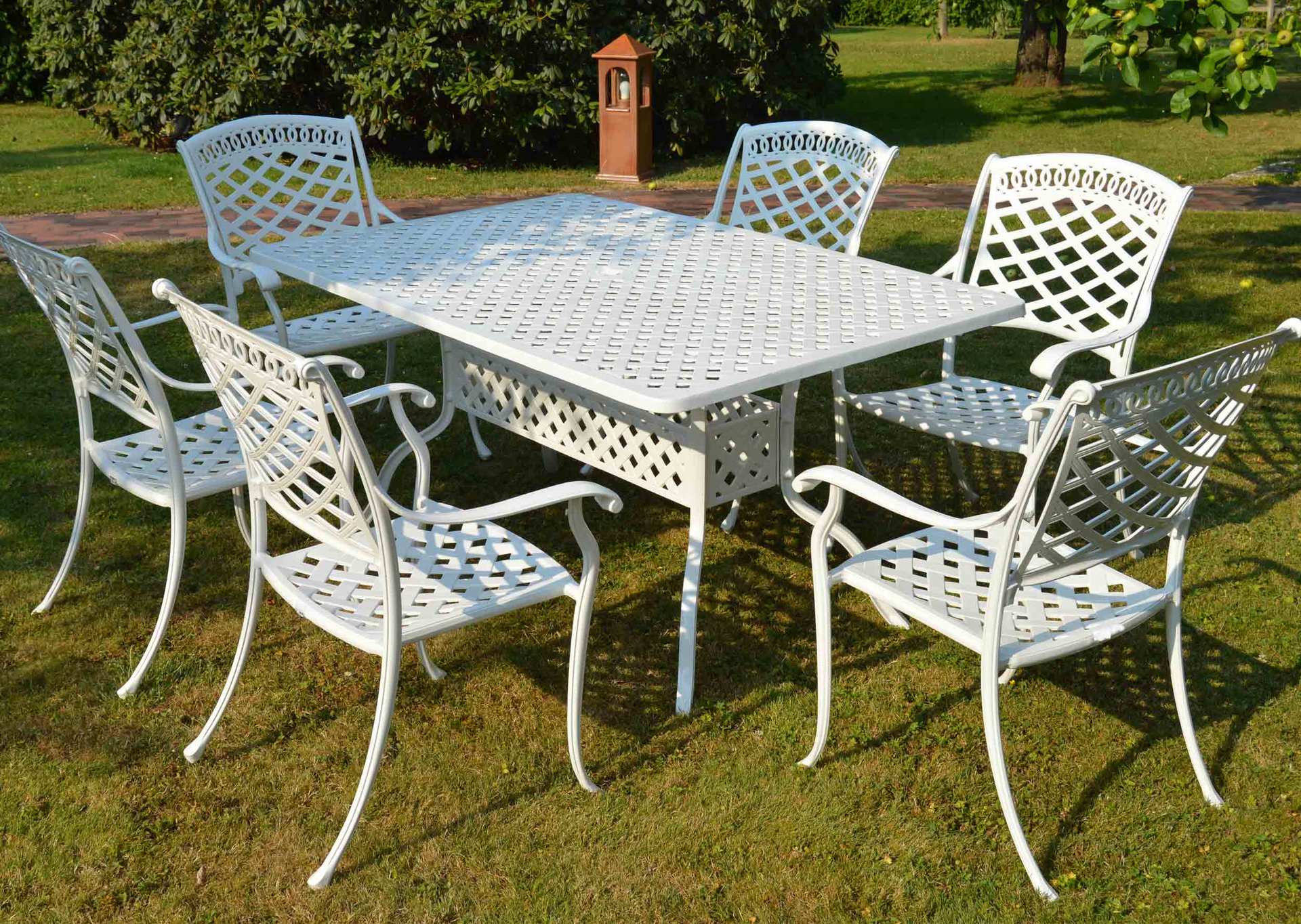 Weiße Aluguss Gartenmöbel haben Stil, sind wetterfest, bequem, leicht