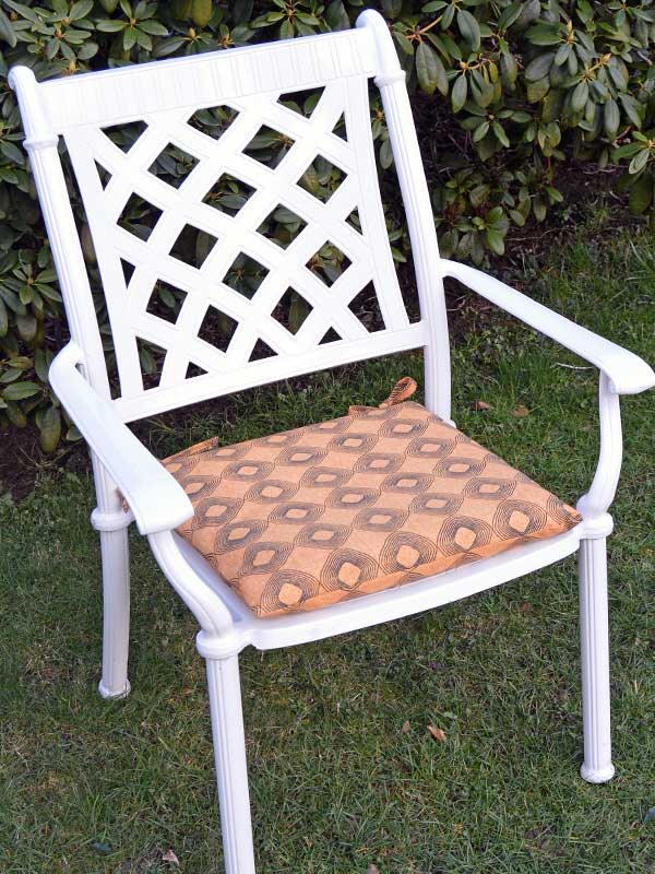 Weiße Aluguss Gartenmöbel haben Stil, sind wetterfest, bequem, leicht