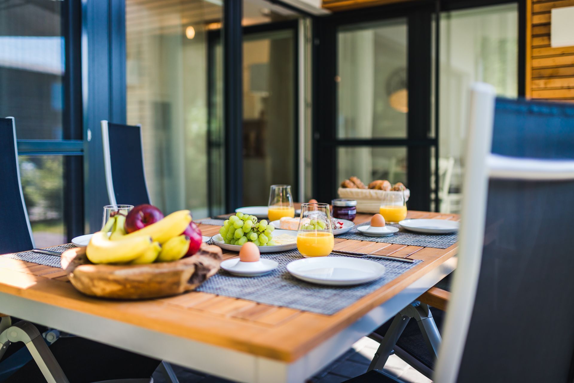 Blick auf den gedeckten Terrassentisch 