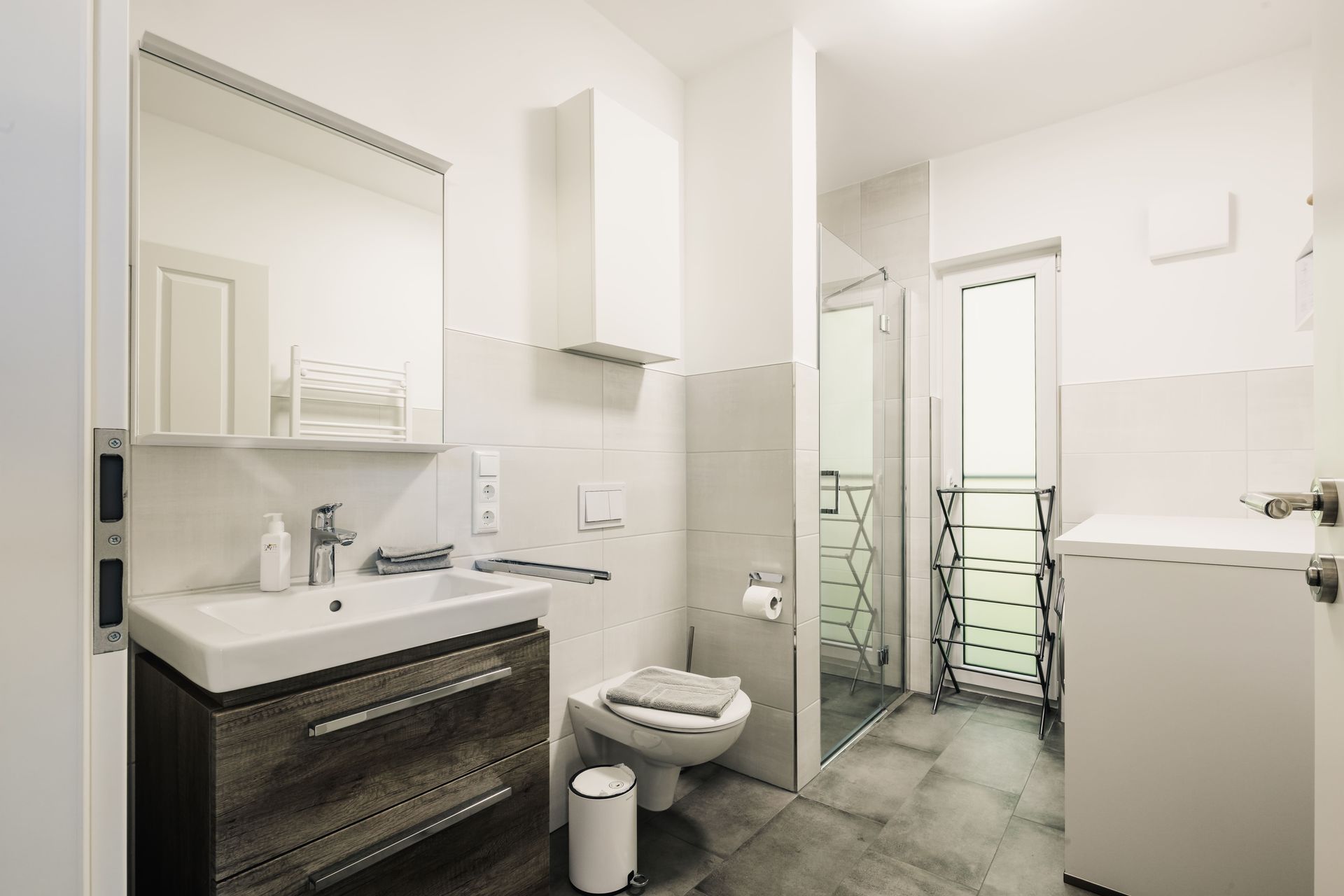 Modernes Bad mit Kachelfussboden, barrierefrei