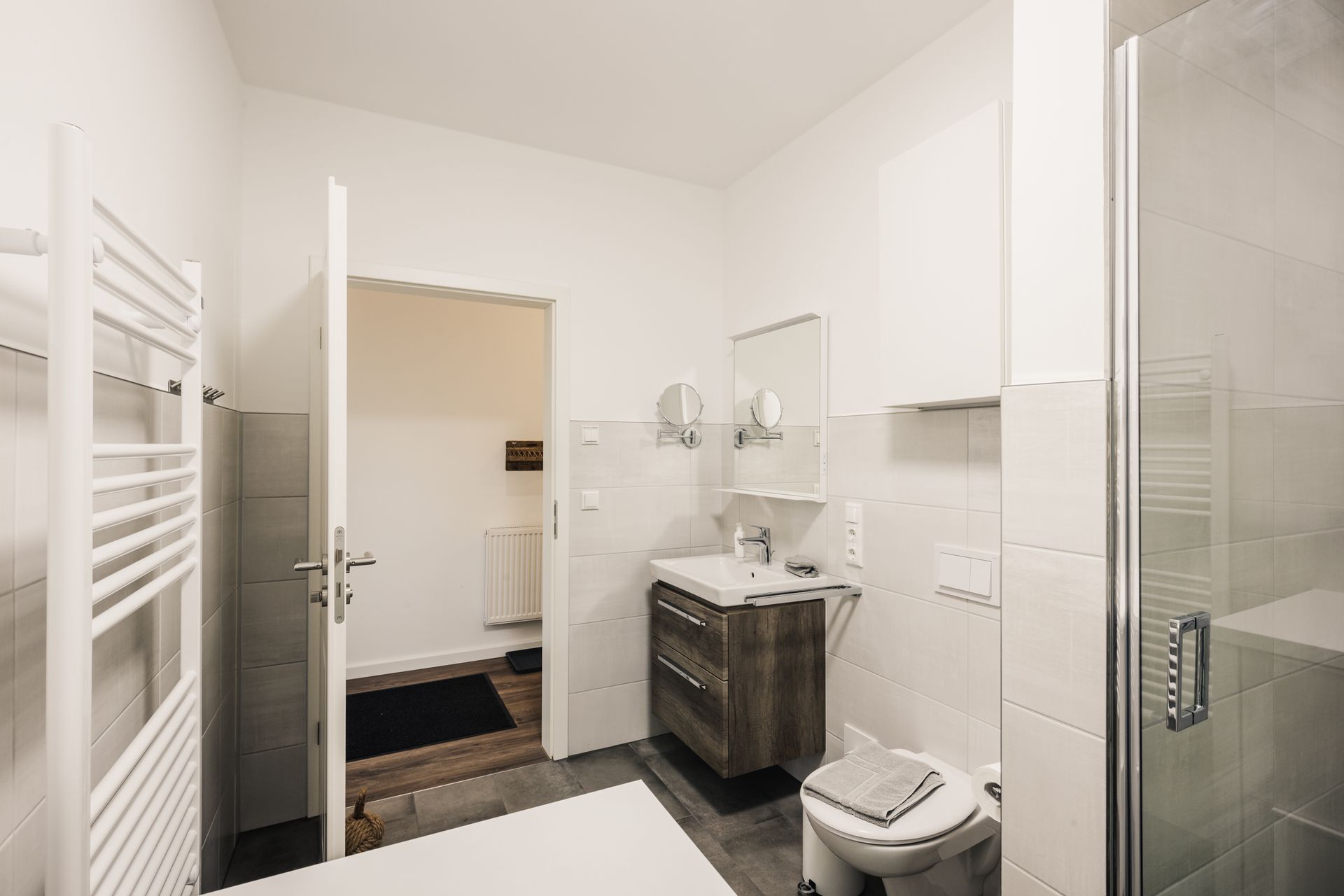 Tür zum Bad mit Waschbecken, hell und modern