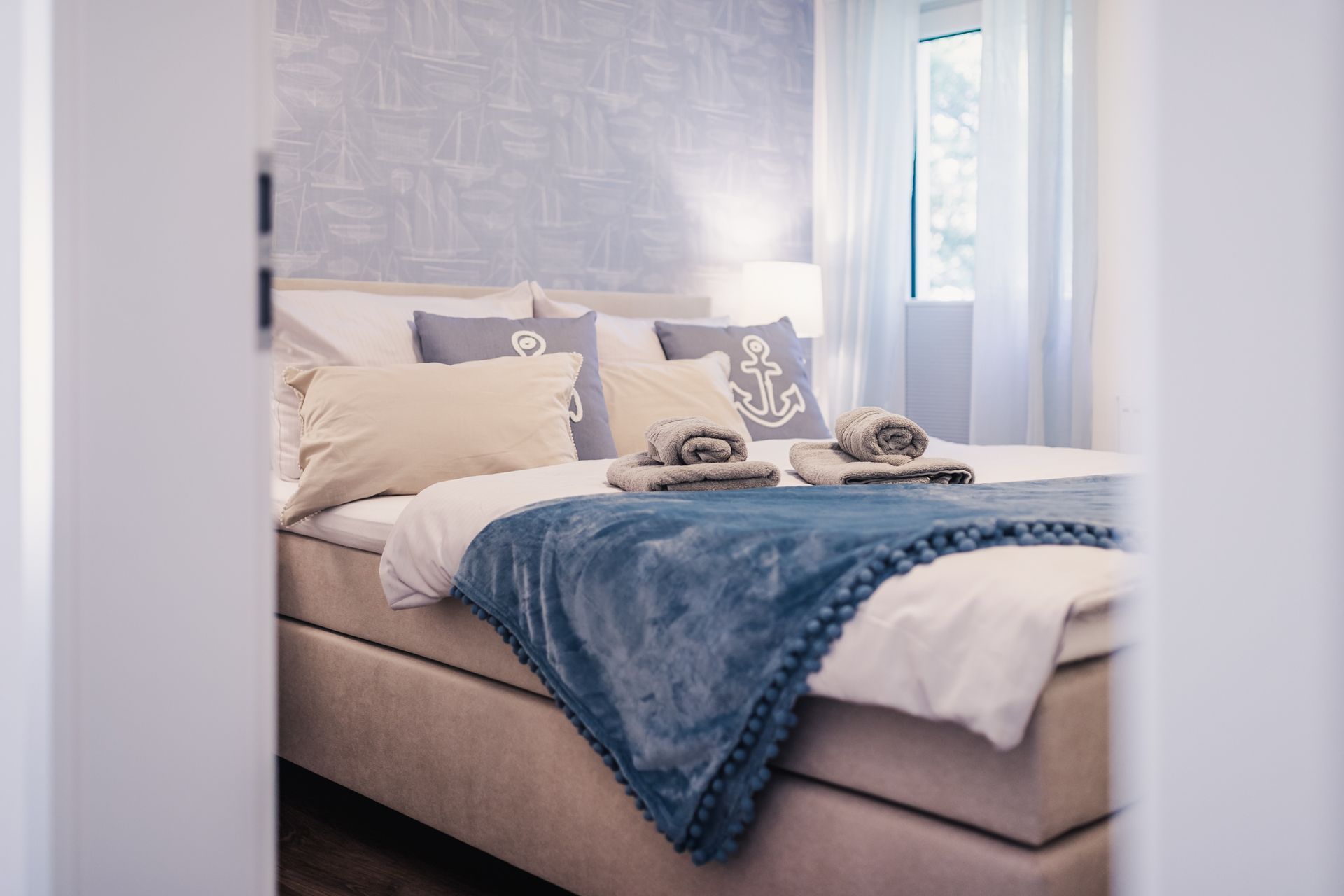 Doppelbett, Boxspring, Fenster mit hellen Vorhängen