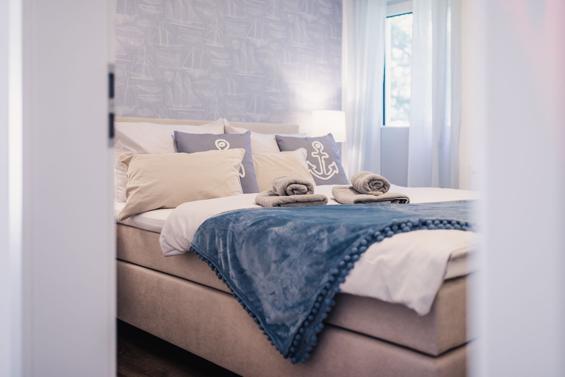 Schlafzimmer mit Vorhängen und Doppel-Boxspringbett