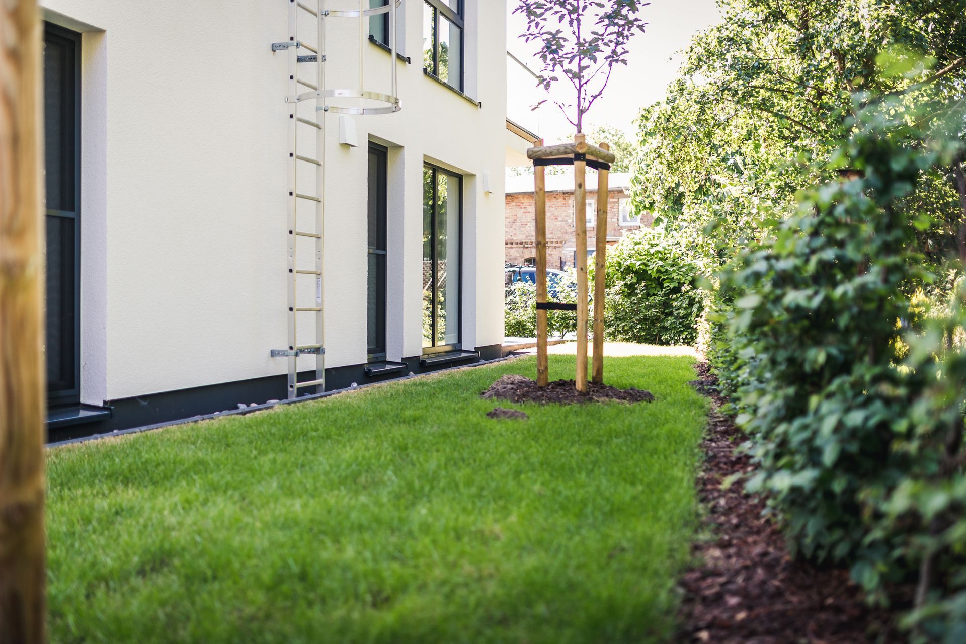 gepflegter Garten mit Rasen rund ums Ferienhaus