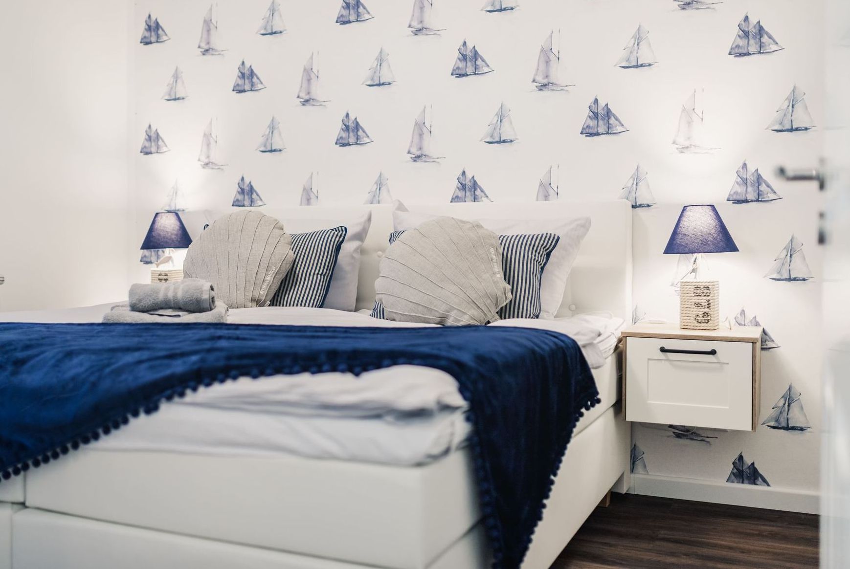Doppelbett, Boxspring, moderne Tapete mit Segelbooten