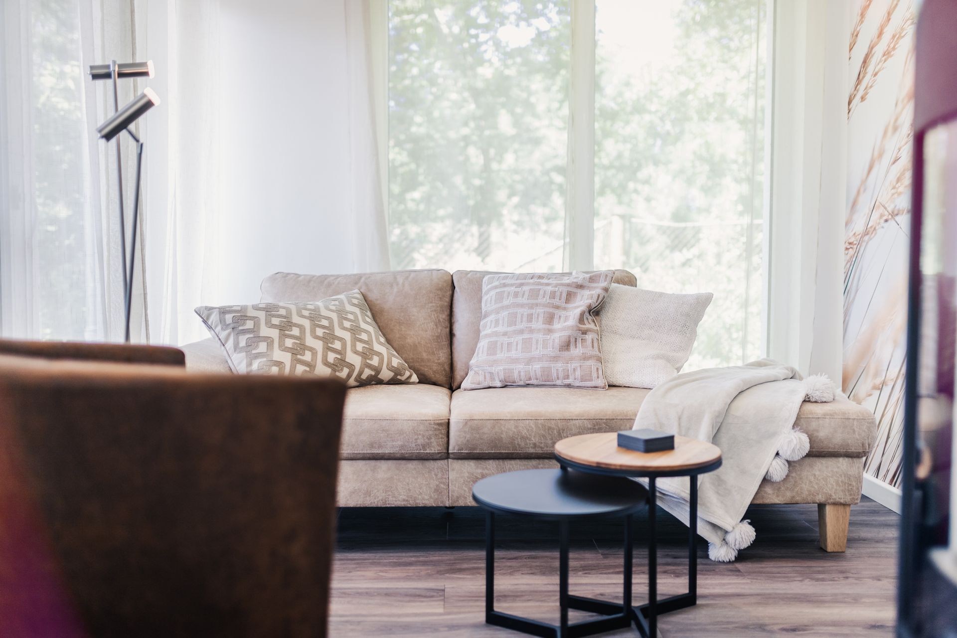 Helles Sofa - Recamiere mit Sessel und grosser Fensterfront 