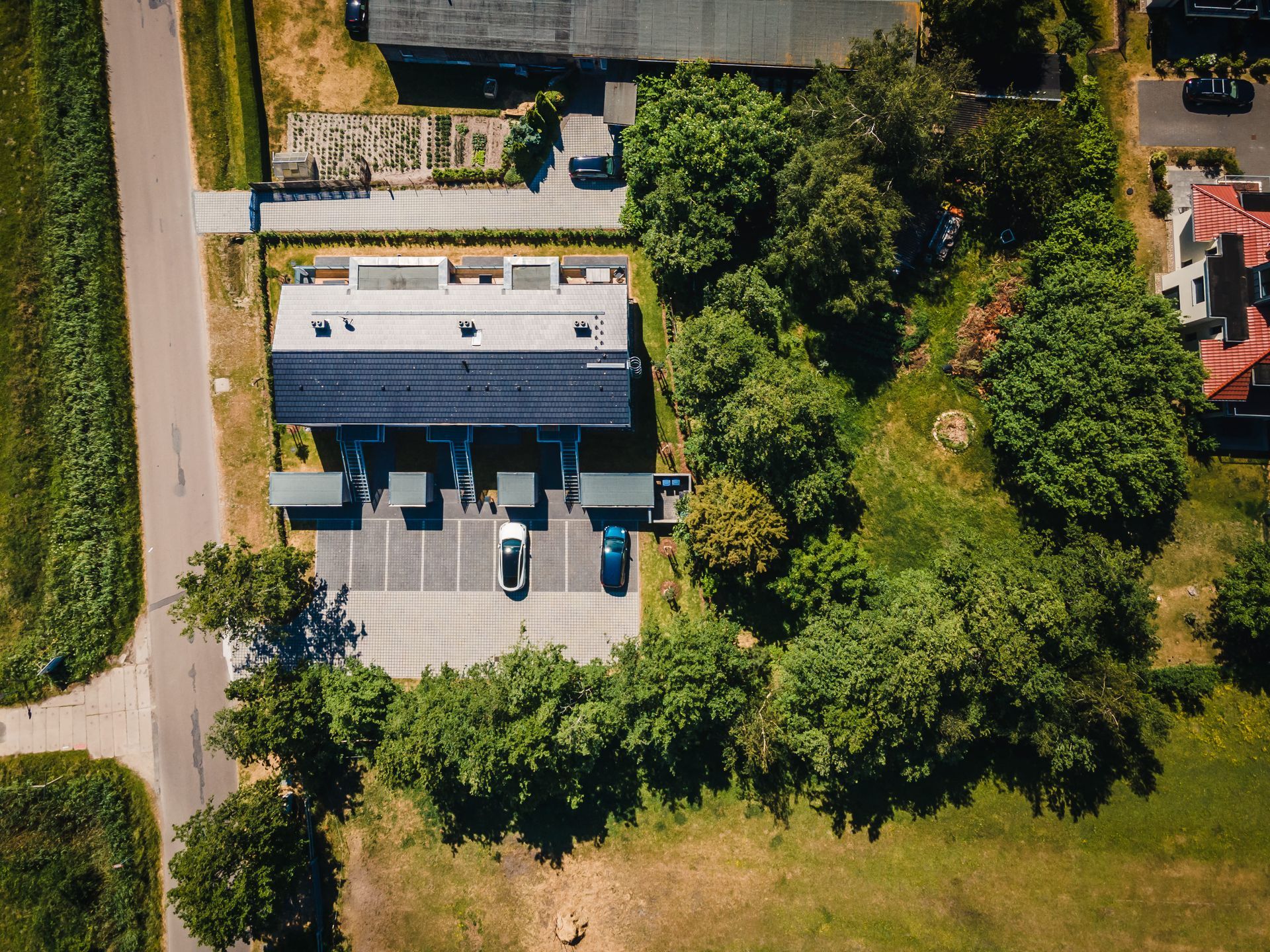 Das Ferienhaus von oben mit Stellplätzen und Terrasse