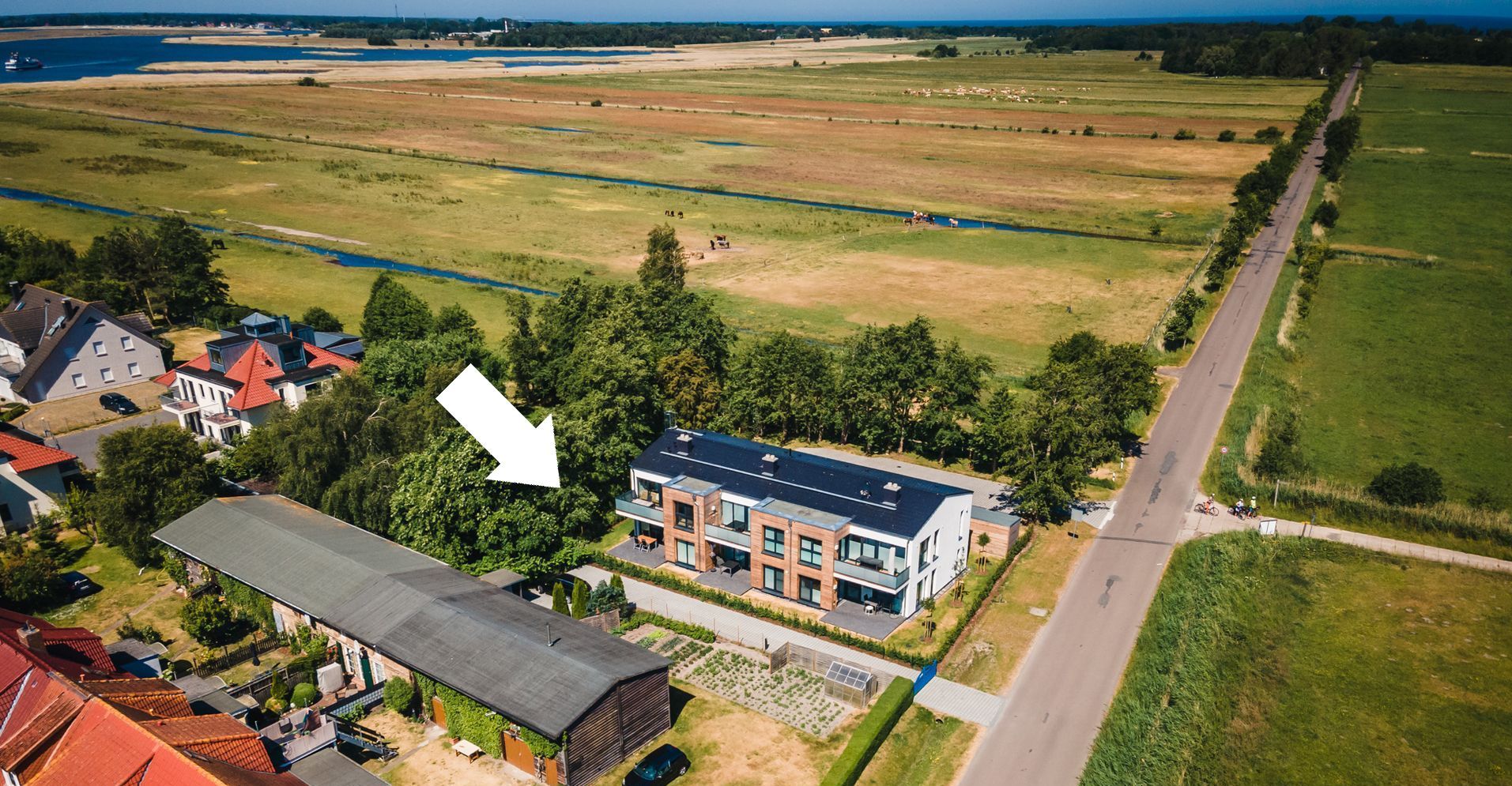 Das Ferienhaus mit der Ferienwohnung unten links