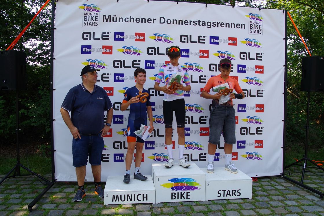 Siegerehrung Donnerstagsrennen mit Elsass-Bäcker Toni Jung