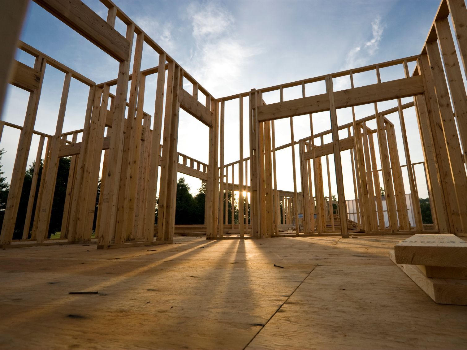 Holzhausrahmen im Bau, durch den die Sonne scheint.