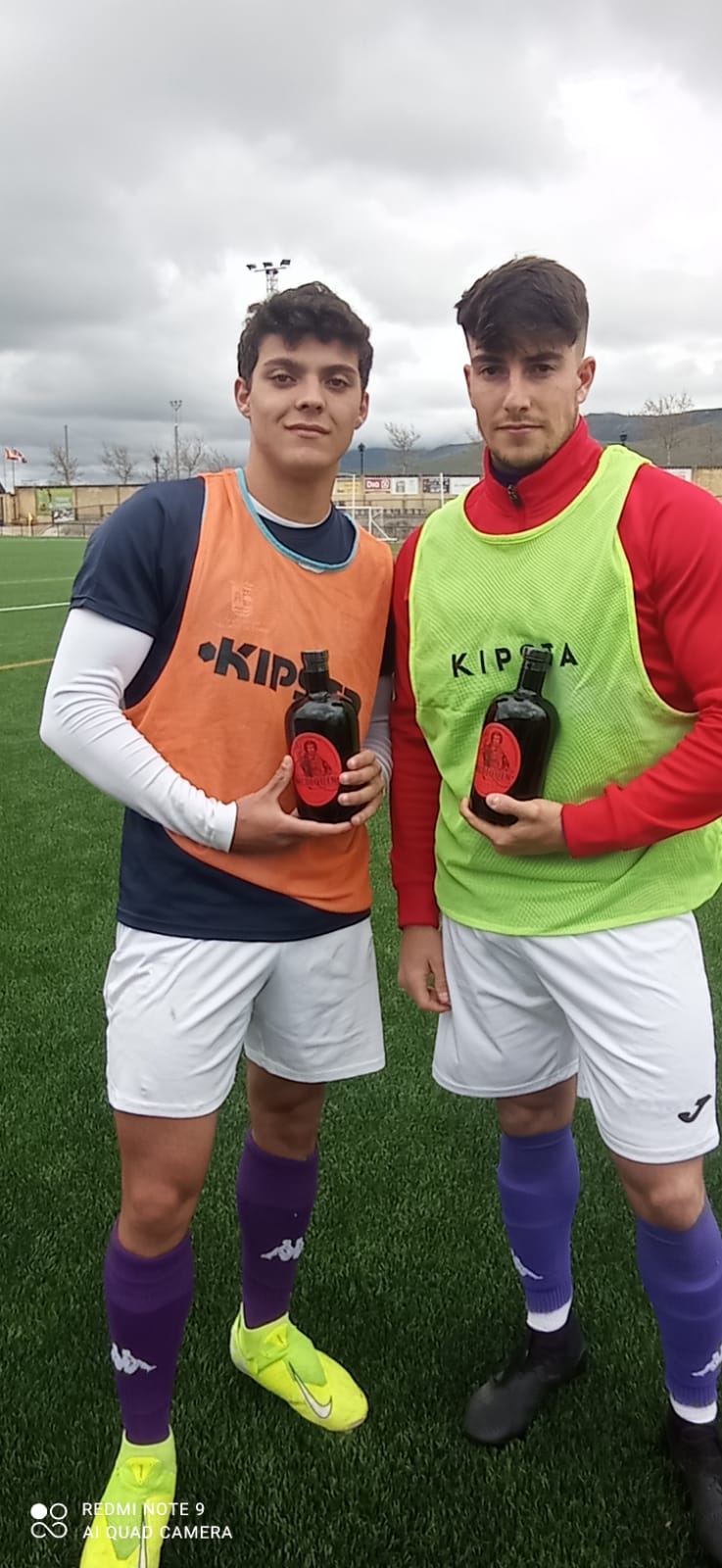 Arry y Valsaín recibiendo el premio como The Man of The Match. Vermut El Jardín del MEDIQUÍN de bodega Finca CárdabaJugadas del partido de Regional Preferente entre Monteresma la Atalaya frente a San Esteban de Gormaz disputado el 11 de abril de 2021