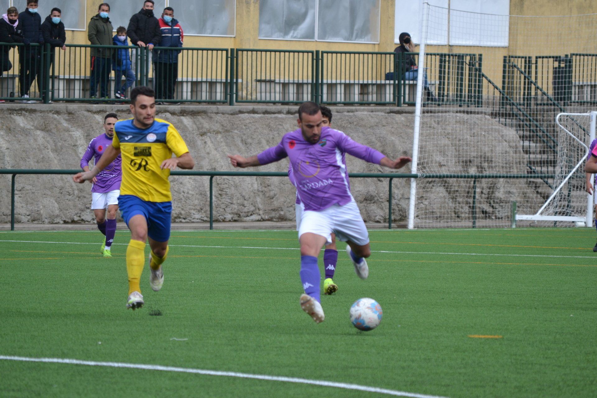 Iván Monteresma la Atalaya disparando en partido frente a San Esteban de Gormaz