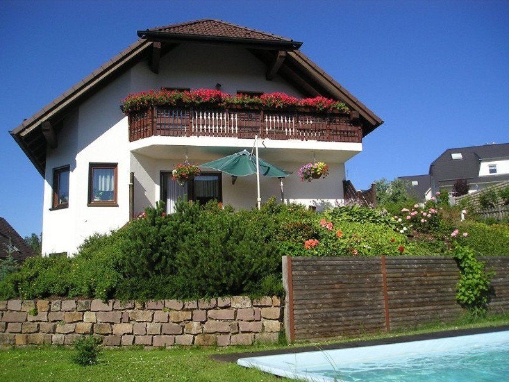 Verbringen Sie wunderschöne Tage in der freundlich entspannten Atmosphäre unseres Hauses. Die Ferienwohnung liegt am Rand der liebenswerten Kleinstadt Suhl in einem schönen Wohngebiet unweit der herrlichen Landschaft des Thüringer Waldes. Die Umgebung rund um Suhl ist reich an Natur, die zu jeder Jahreszeit ihre besonderen Reize hat. Auch kulturell bietet die Region einiges, zum Beispiel das Congress Centrum Suhl oder das Meininger Theater. Neben der Ferienwohnung können Sie im Sommer einen Swimmingpool kostenlos nutzen. Die Wohnung ist eine Nichtraucherwohnung, Haustiere sind nicht erwünscht, Auch für Monteure oder Besucher von Lehrgängen eignet sich die kleine Ferienwohnung.  Wir wünschen unseren Gästen einen angenehmen Aufenthalt!