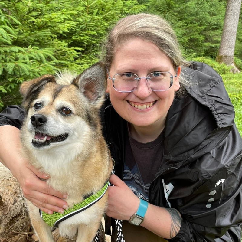 Sylvia mit Nachbarshündin Livi, eine besondere Verbindung.