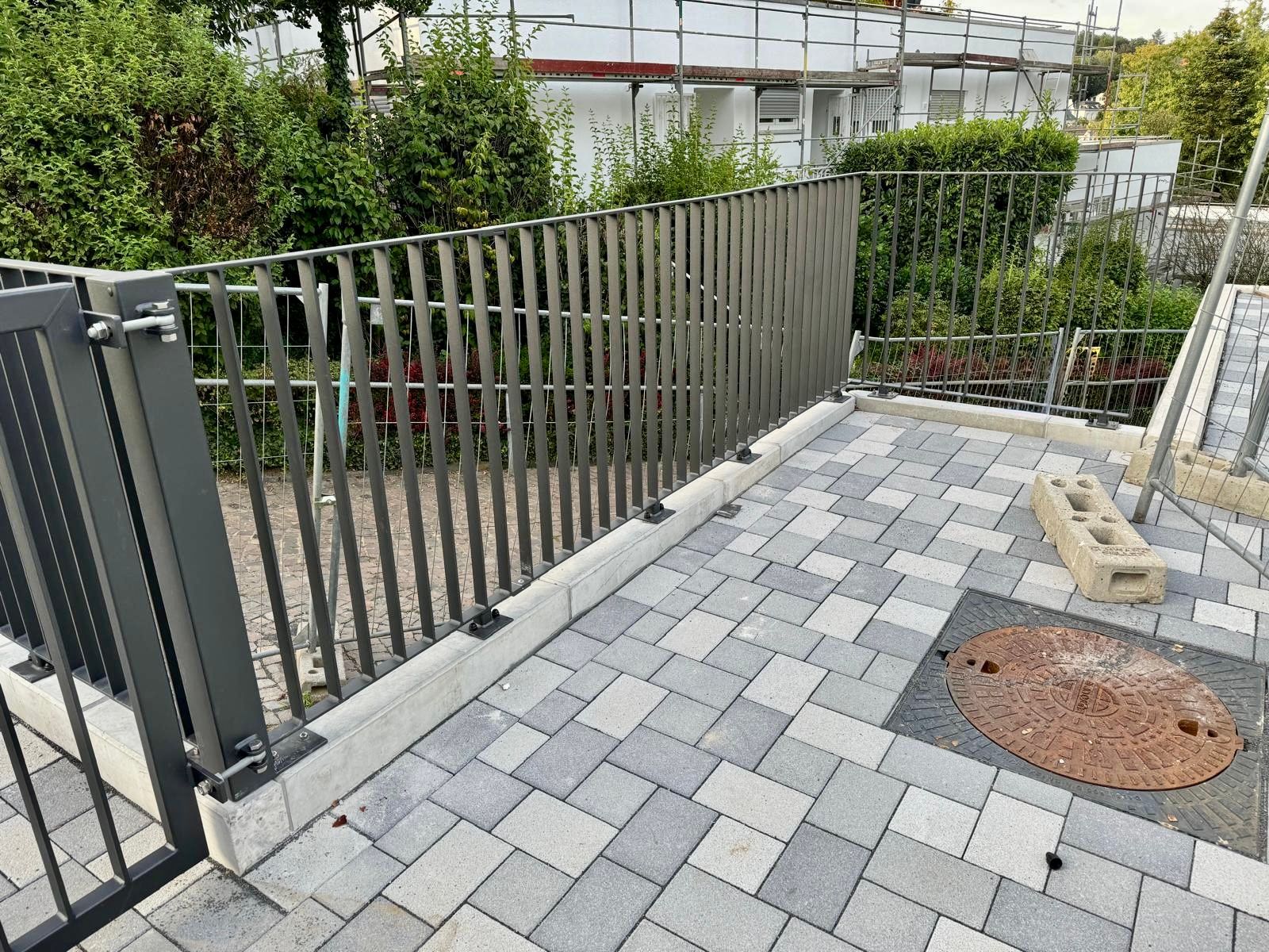 Moderner Handwerksbetrieb aus Bad Honnef für den Rhein-Sieg-Kreis, Bonn sowie die angrenzenden Regionen in Nordrhein-Westfalen und Rheinland-Pfalz. Dank unserer Lage nahe der Landesgrenze arbeiten wir regelmäßig auch in den benachbarten Regionen von Rheinland-Pfalz.
Darüber hinaus übernehmen wir auf Anfrage auch deutschlandweit ausgewählte Projekte.