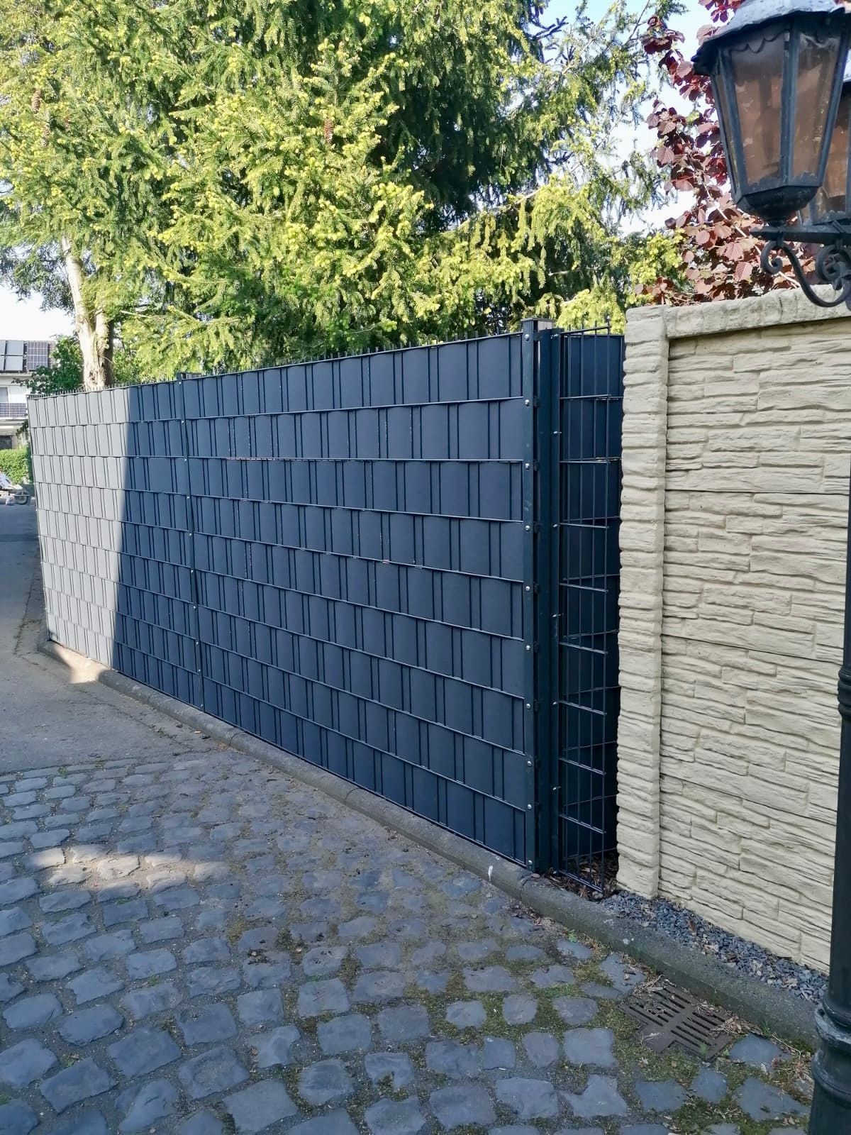 Moderner Handwerksbetrieb aus Bad Honnef für den Rhein-Sieg-Kreis, Bonn sowie die angrenzenden Regionen in Nordrhein-Westfalen und Rheinland-Pfalz. Dank unserer Lage nahe der Landesgrenze arbeiten wir regelmäßig auch in den benachbarten Regionen von Rheinland-Pfalz.
Darüber hinaus übernehmen wir auf Anfrage auch deutschlandweit ausgewählte Projekte.