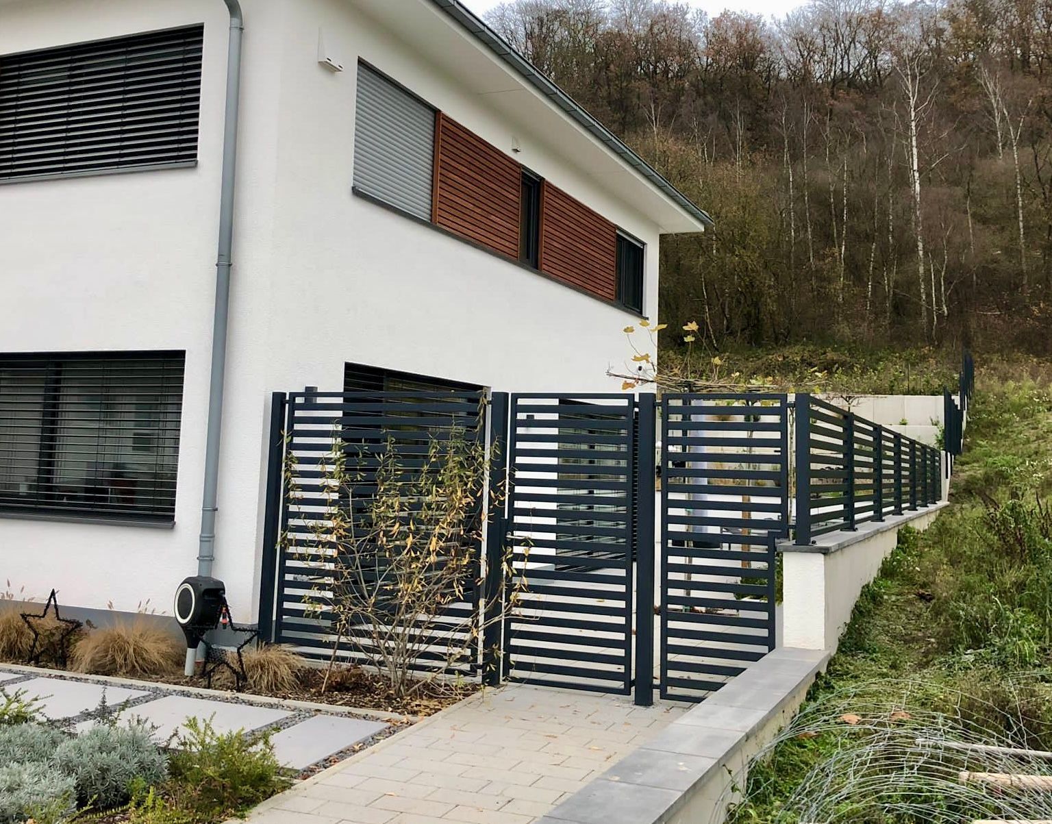 Moderner Handwerksbetrieb aus Bad Honnef für den Rhein-Sieg-Kreis, Bonn sowie die angrenzenden Regionen in Nordrhein-Westfalen und Rheinland-Pfalz. Dank unserer Lage nahe der Landesgrenze arbeiten wir regelmäßig auch in den benachbarten Regionen von Rheinland-Pfalz.
Darüber hinaus übernehmen wir auf Anfrage auch deutschlandweit ausgewählte Projekte.