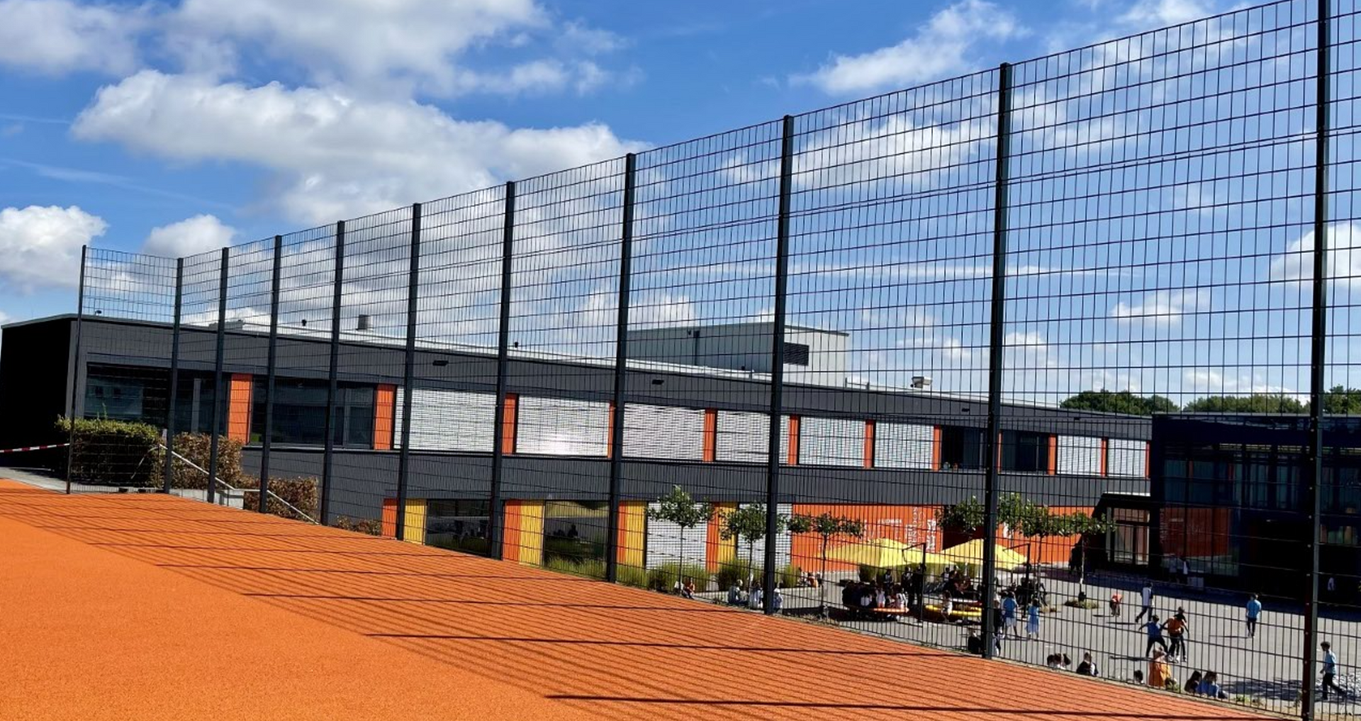 
Sicherheits- und Barrierezäune – Schutz für Firmengelände und Baustellen
Ballfangzäune – für Sportplätze und Freizeitanlagen
Industrietore & automatische Toranlagen – sichere und komfortable Zugangslösungen