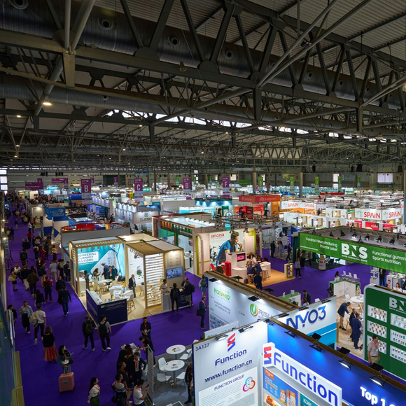 Recinto ferial con stands durante una feria profesional