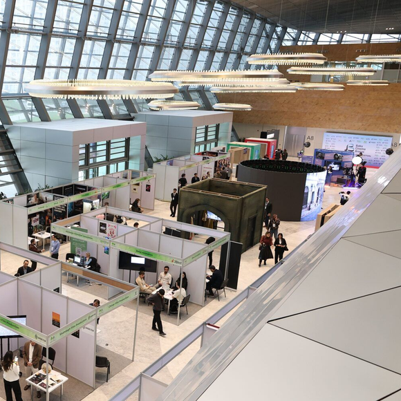Vista de una feria profesional con varios stands de exposición