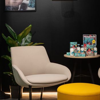 Zona de reunión en un stand de feria moderno