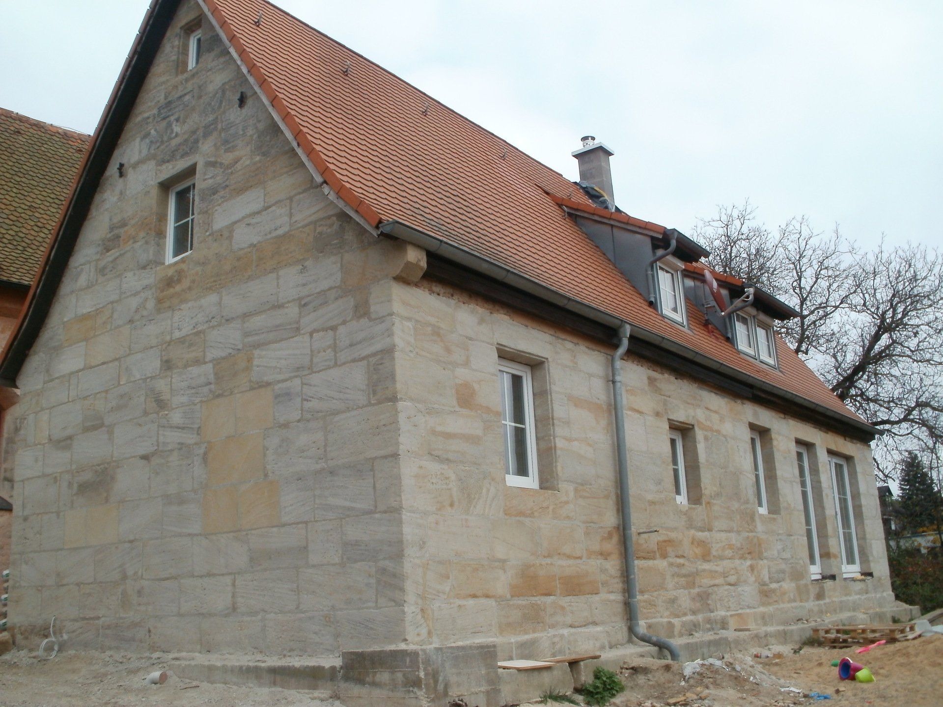 Restaurierung eines alten Sandsteingebäudes in Altenthann