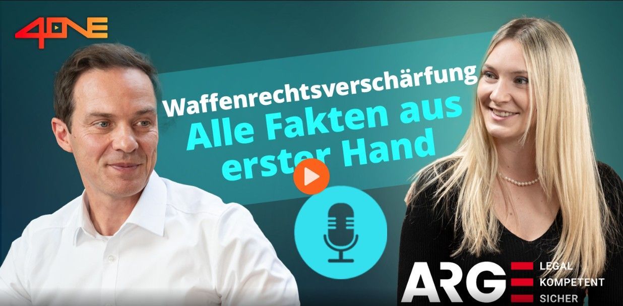 Ein Video-Thumbnail, das zwei Personen in einer Diskussion über Reformen des deutschen Waffenrechts zeigt, mit einem darübergelegten Mikrofon-Symbol.