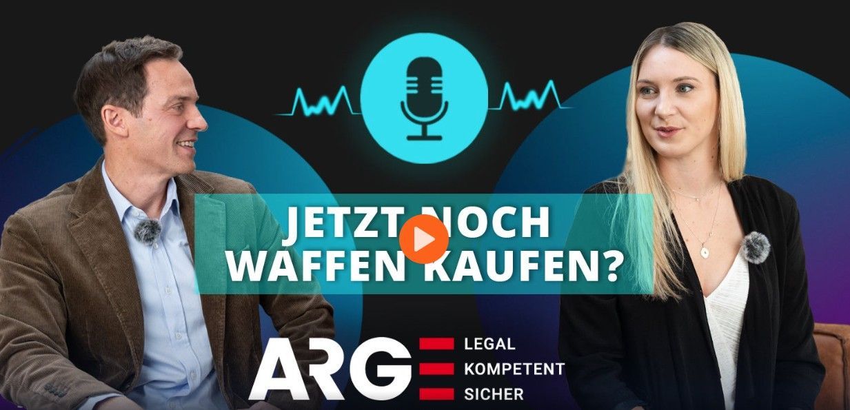 Ein Mann und eine Frau in einem Studio-Setting mit dem Text 