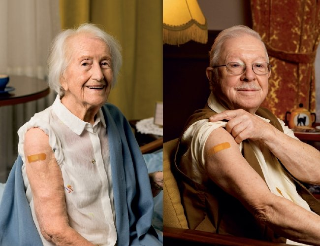 Seniorin und Senior zeigen Arm für die Impfung
