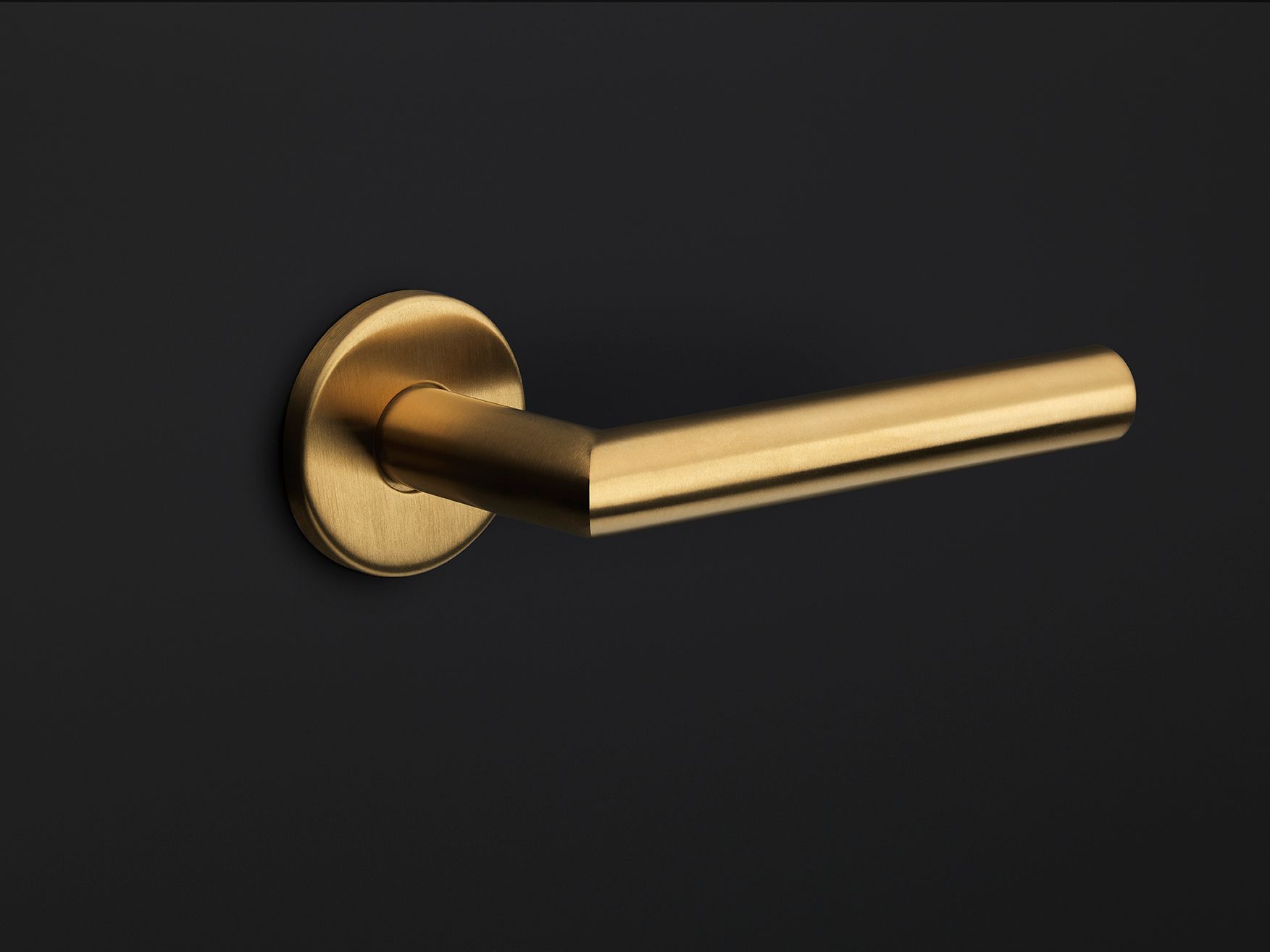Manilla de puerta de diseño moderno en acabado dorado satinado, con roseta redonda sobre fondo negro.